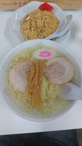 「しおらーめん+半チャーハン 900円 －50円(ラーパス)」@手打らーめん やまだの写真