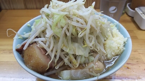 「少なめラーメン（野菜・にんにく・しょうが）＋うずら卵＋生卵」@らーめん つの旨の写真