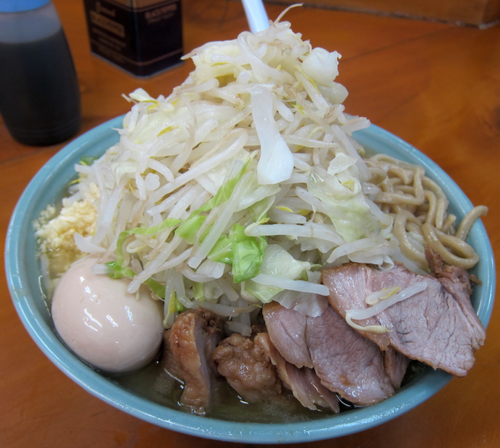 「大ラーメン 800円 + 味玉（野菜マシマシ・大蒜）」@ラーメン二郎 新橋店の写真