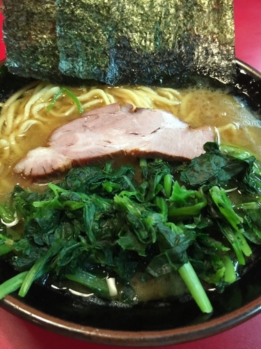 「ラーメン中盛（麵かため アブラ多め）+ほうれん草」@家系ラーメン 王道の写真