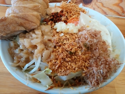 「まぜそば大950円＋豚増し2枚180円」@ハイマウントの写真