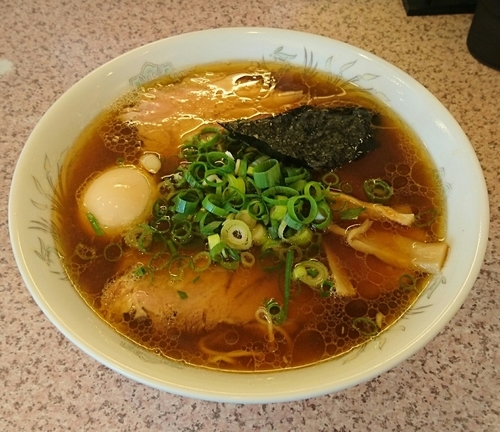 「ラーメン(醤油味)+煮玉子」@ラー麺専門店 こしがやの写真