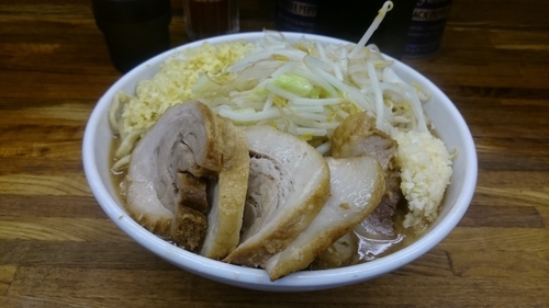 「大ラーメン豚入り(1030円)、しょうが(50円)、ニンニク」@ラーメン二郎 新小金井街道店の写真