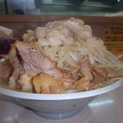ラーメン小(680円)(ヤサイちょい増し、ニンニク)
