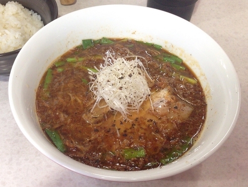 「酸っぱ辛いラーメン＋ライス(850円＋100円)」@ラーメン星印の写真