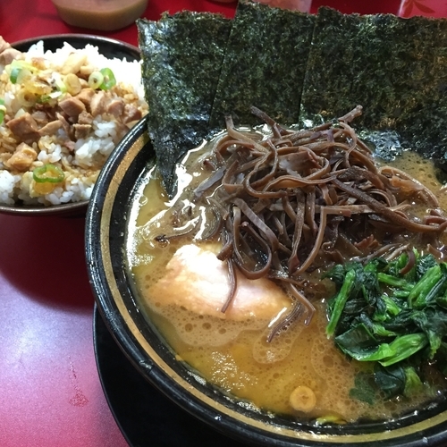 「ラーメン（￥650）＋キクラゲ（￥70）＋賄い飯（￥150）」@家系ラーメン とらきち家の写真