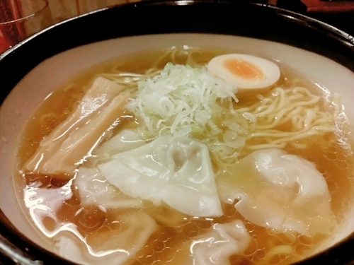 「ワンタンメン　880円」@肉そば家 笑梟の写真