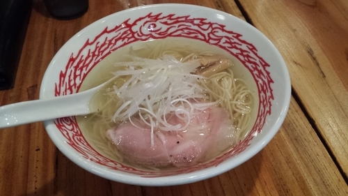 「淡麗塩ラーメン720円+替え玉150円」@でびっと 狭山店の写真
