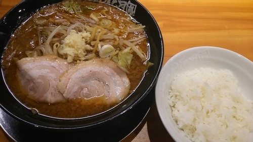 「嵐げんこつらあめんBLACK MONSTER+ライス」@らあめん花月嵐 成増店の写真