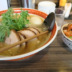ちゃーしゅー入り塩ラーメン大盛り＋味玉