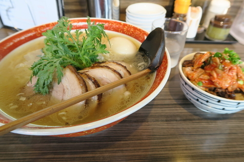 「ちゃーしゅー入り塩ラーメン大盛り＋味玉」@厚木本丸亭の写真