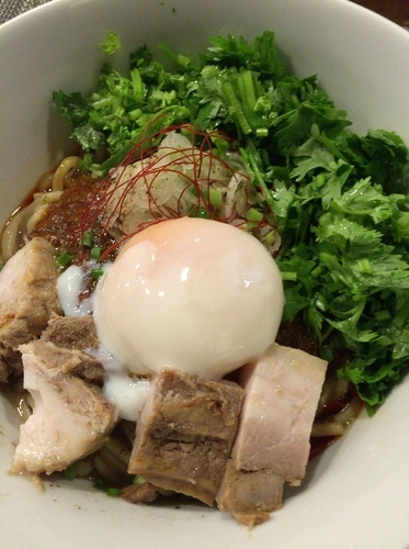 「麻婆まぜそば＋温玉＋パクチー」@らぁ麺 やまぐち 辣式の写真