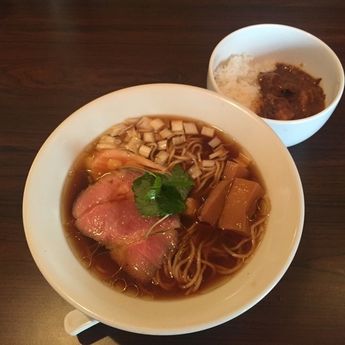 「醤油らぁめん750円 スパイスカレー250円」@らぁめん屋 カネキッチンの写真