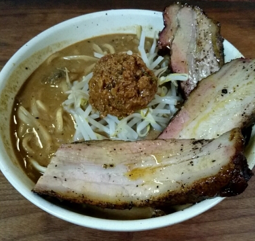 「燻製焼豚焦がし味噌めん」@丹行味素 北新横浜本店の写真