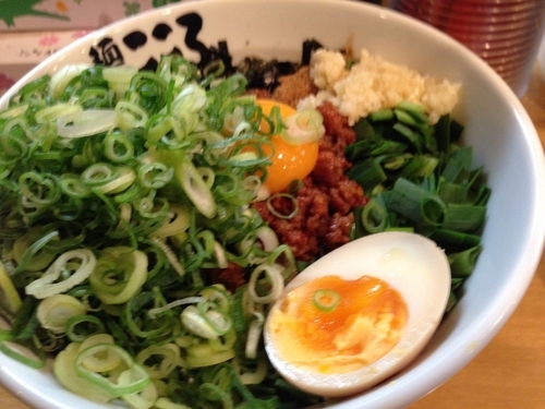 「九条ネギ盛り台湾混ぜそば　＋　オマケ」@麺屋こころ 溝の口店の写真