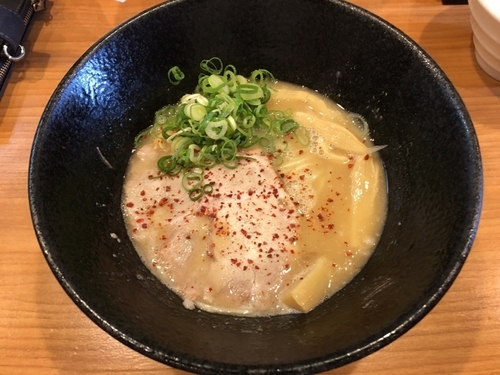 「背脂醤油鶏白湯 小700」@らぁ麺 こんじきの写真