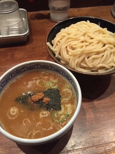 「つけ麺　中（並・中・大同一料金）500円　※通常価格730円」@つけ麺専門店 三田製麺所 新宿西口店の写真