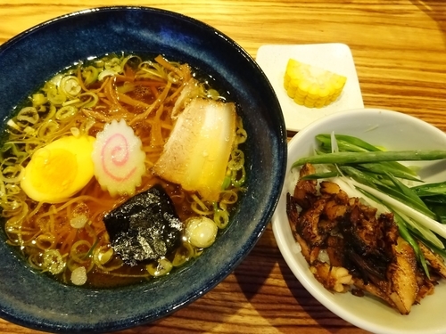 「ラーメン 麺1/2 680円 ＋ チャーシュー丼 150円」@ラーメンバル 青の写真