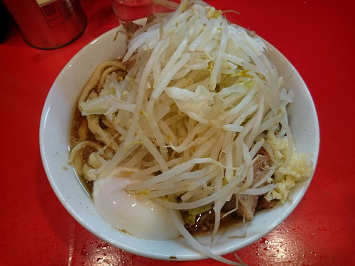 「小ラーメン、温泉玉子」@ラーメン二郎 府中店の写真