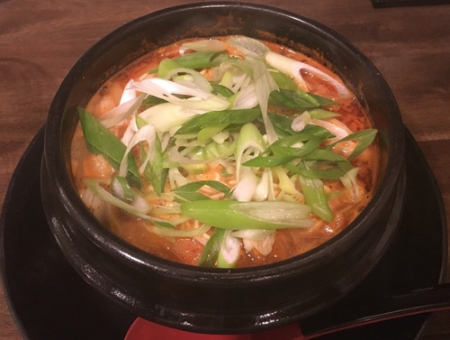 「赤ホルモンラーメン」@ホルモンらーめん 8910 白寿 北新地店の写真