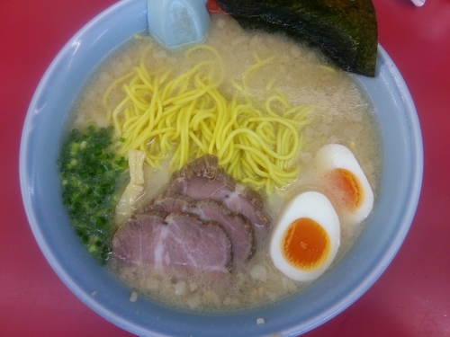 「プレミアム塩とんこつ＋大盛＋チャーシュー2枚」@ラーメン山岡家 伊勢崎宮子店の写真