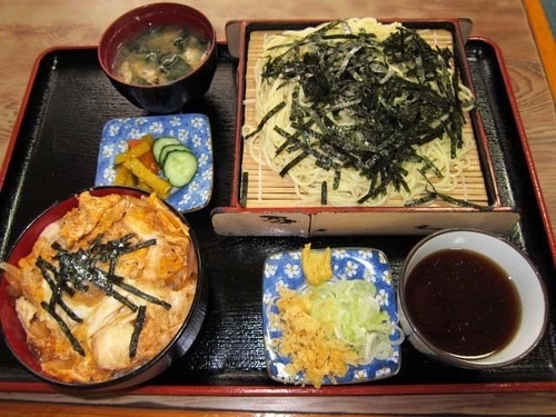 「中華ざる（醤油）と親子丼　850円」@辰巳庵の写真