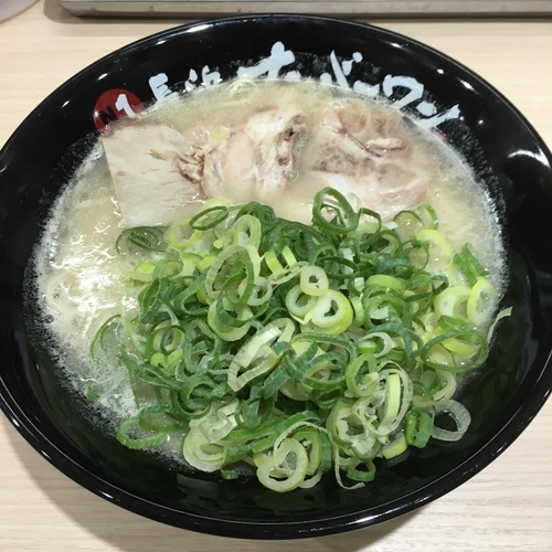 「長浜ラーメン (650円) ネギ山 (100円)」@長浜ナンバーワン 松山店の写真
