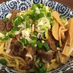 牛すじ煮込みまぜそば（９００円）