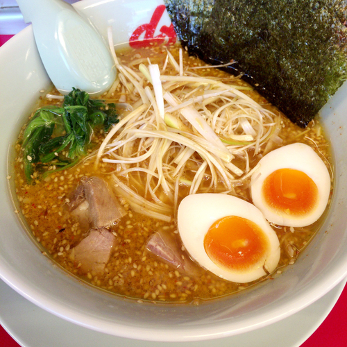 「特製味噌ネギラーメン（オオメ・カタメ）　830円」@ラーメン山岡家 大泉店の写真