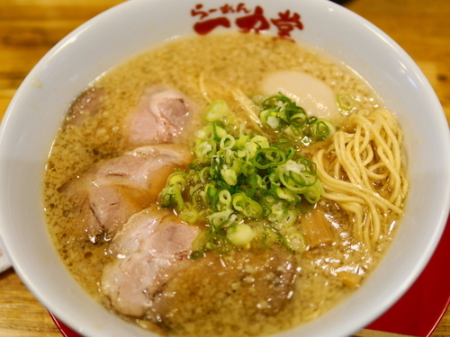 「醤油ラーメン 麺硬め＋背脂多目＋サービス味玉」@らーめん 神田一力堂の写真