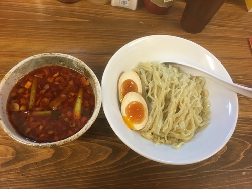 「味玉入り辛いつけ麺1000円、油そば700円」@くじら食堂の写真