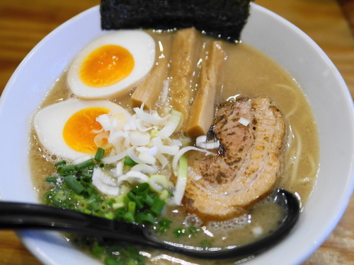 「らーめん＋サービス味玉」@富士らーめんの写真