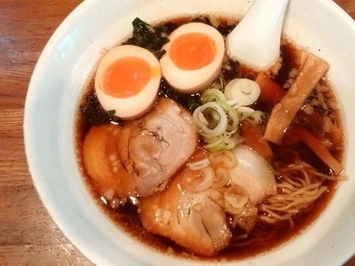 「醤油らーめん＋味玉」@匠屋の写真