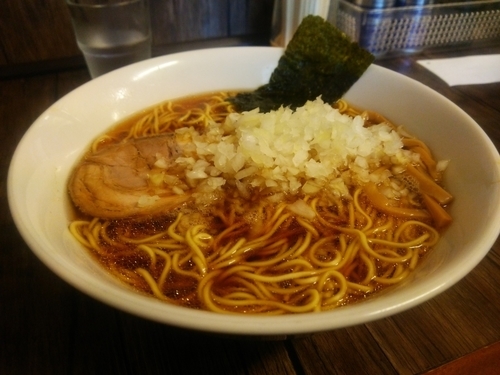 「らぁめん大盛＋玉葱増し」@醤油らぁめん専門店 香味屋の写真