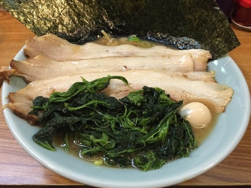「ラーメン（700円）＋チャーシュー＋ほうれん草（クーポ）」@横濱家系ラーメン 大倉家 亀戸本店の写真