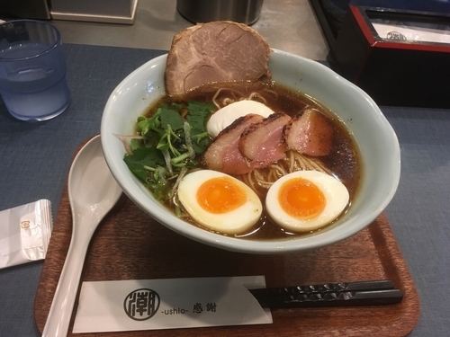 「日本一醤油そば黒＋ポーチドエッグ」@麺巧 潮の写真