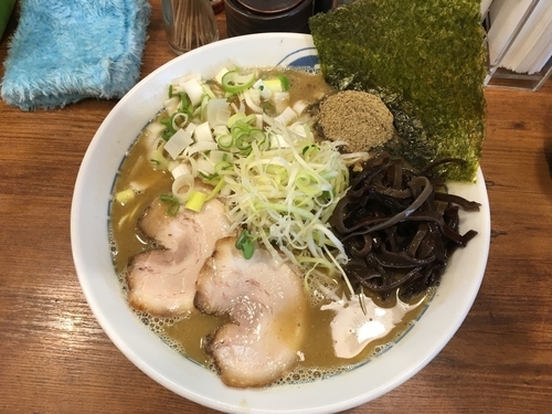 「豚骨煮干そば(大盛サービス)／¥780」@背脂煮干 丸め 新所沢店の写真