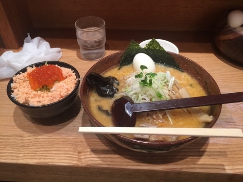 「味噌ラーメンサケイクラご飯セット 1100円」@白樺山荘 京都店の写真