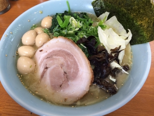 「豚骨塩らーめん　中盛+うずら」@ラーメン くじら家の写真