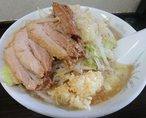 「らーめん 700円　豚二枚120円　ヤサイニンニクアブラ」@らーめん虎丸の写真
