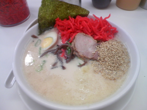 「ラーメン（５００円）+替玉（１玉無料）」@博多天神 渋谷南口店の写真