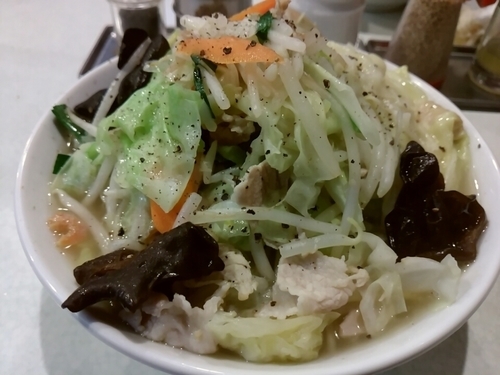 「たんめん（並・太麺)800円＋ワンタン＋くん玉」@麺処 まるよし商店の写真