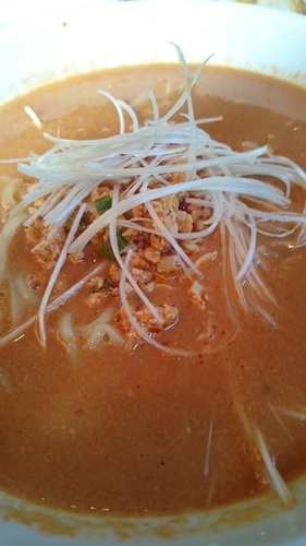 「赤いトマトの酸味の効いたタンタン麺1000円」@人人人 東京ビルTOKIA店の写真