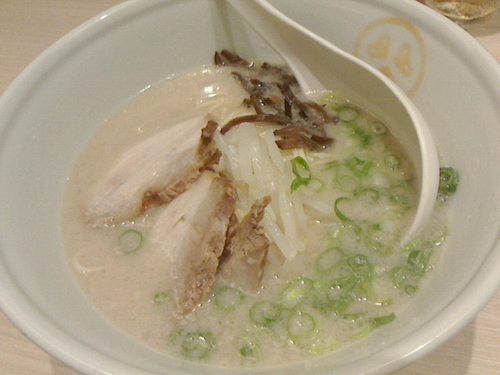 「とんこつプレーン、替え玉」@TOKYO 豚骨 BASE MADE by 博多一風堂 ecute品川サウス店の写真