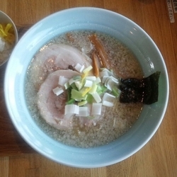 中華麺(塩・ストレート麺・硬さ普通・背脂普通)大盛800円