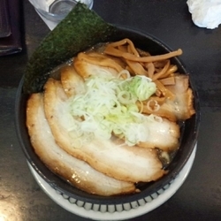 煮干し肉そば900円・火曜男性大盛無料