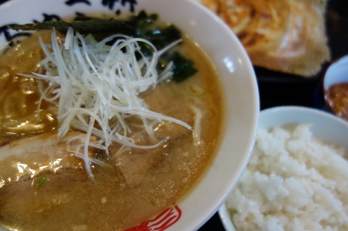 「醤油ラーメン（ランチ）480円餃子300円」@麺や三笑 はじめの写真