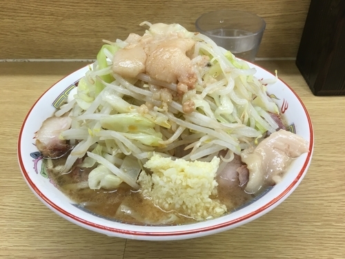 「ラーメン豚入り＋うずら」@ラーメン二郎 栃木街道店の写真