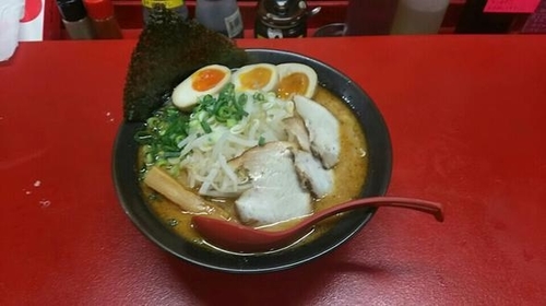 「とろ味噌らーめん700円、半熟味玉100円」@エマ劇場の写真