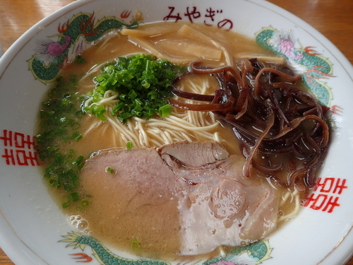 「とんこつしょうゆ・白い麺」@みやぎのの写真